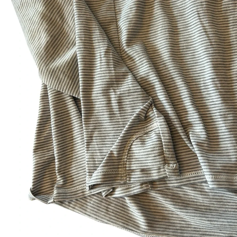 Athleta‎ Girl Shirt XL / 14 Gray Pleated Back Athletic Thumbholes Preppy Stripe